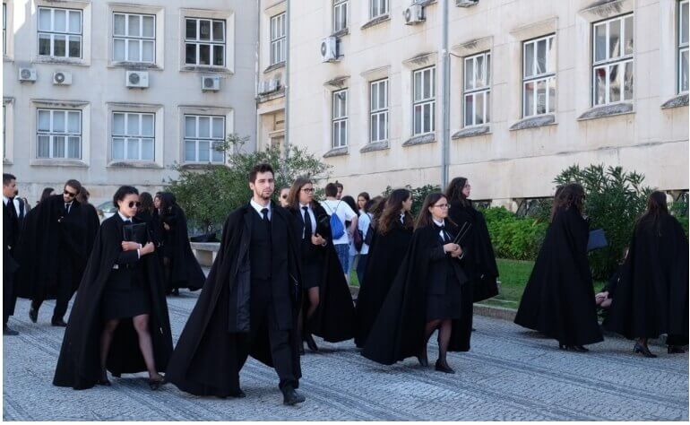 Os trajes de Harry Potter são inspirados nos trajes dos estudantes Portugueses
