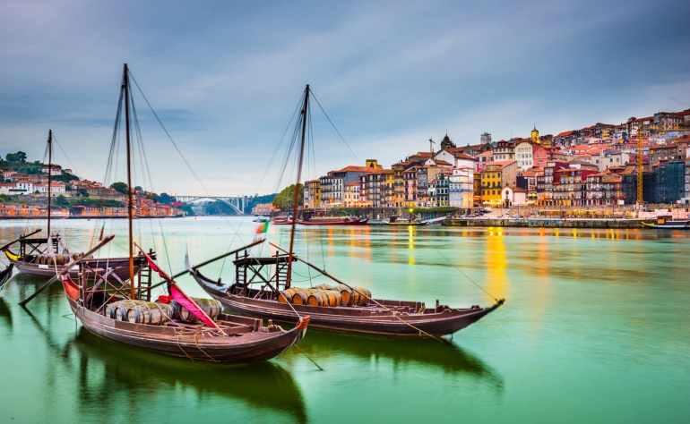 Os barcos rabelo são usados para navegar pelas 6 pontes do Rio Douro