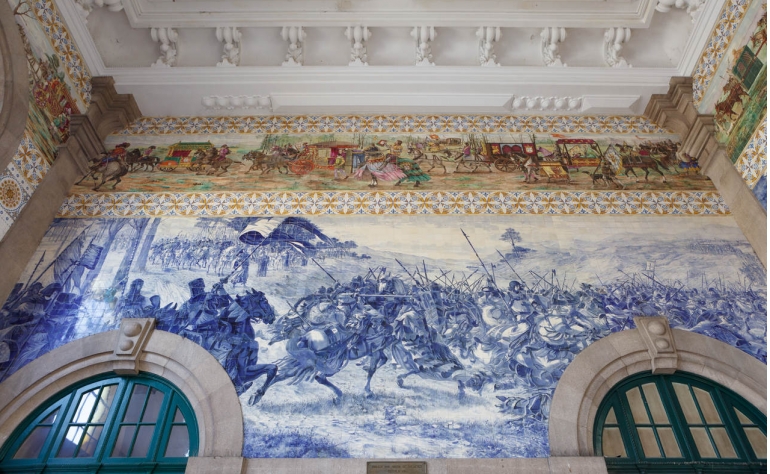 Os azulejos da Estação de São Bento representam partes da história portuguesa