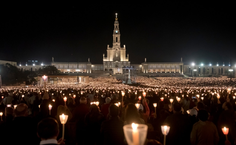 La processione a lume di candela si svolge ogni anno a Fatima