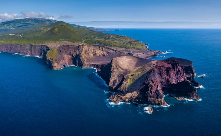 En las Azores podemos admirar varios volcanes. Este es el Vulcão dos Capelinhos