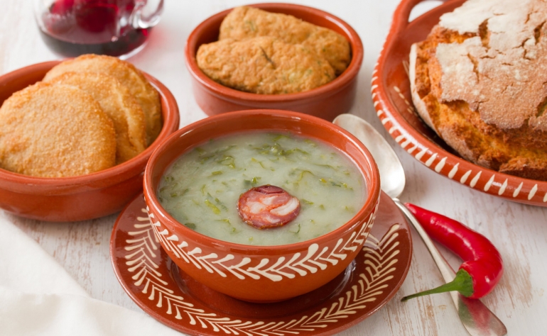 El Caldo Verde es una deliciosa sopa hecha con patatas, col y chorizo