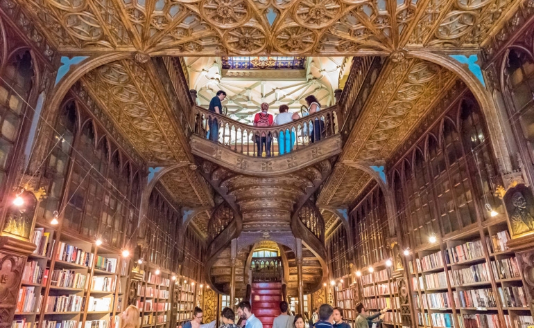 Livraria Lello a été reconnue comme l'une des plus belles librairies du monde par plusieurs personnalités et entités