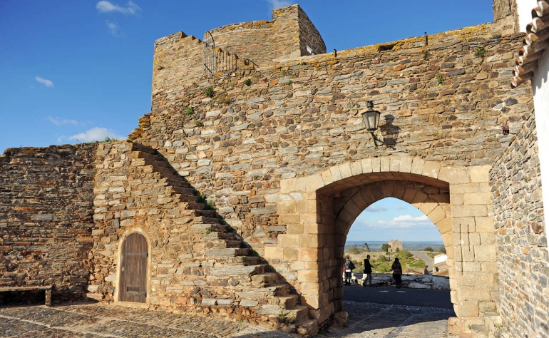 La porte des murailles de Monsaraz, l'un des plus beaux villages de l'Alentejo
