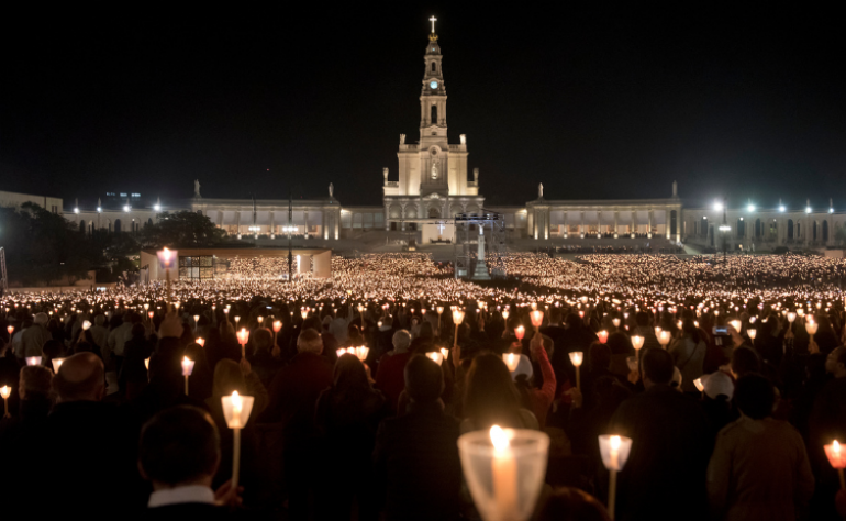 Things to do in Fatima: The procession of Our Lady of Fatima Portugal